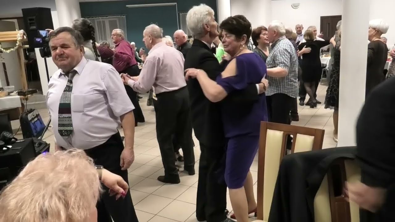 Dla Tomka gołąb w roli posłańca niosący listy do hacjendy, toczący koło nad domem Kapela Staręgów