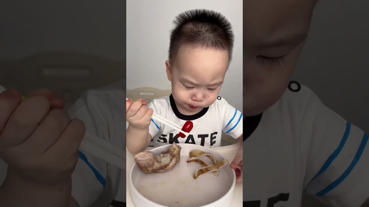 The MESSIEST Baby Self-Feeding Video You'll Ever See (So Worth It!)! #cute #baby #eating #cutebaby