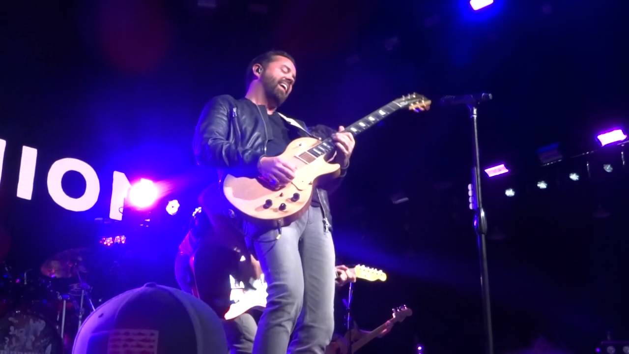 Old Dominion sings 