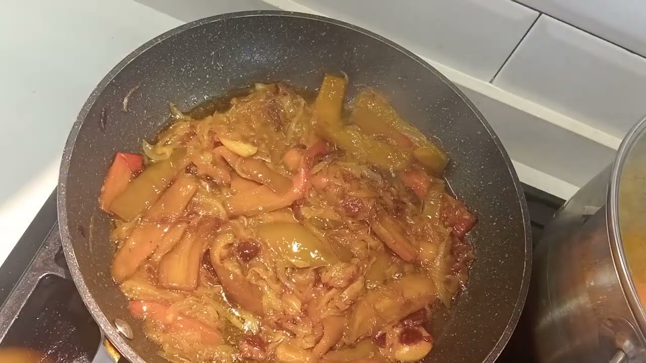 BACALAO CON PIMIENTOS Y TOMATE, GUARNICIÓN DE PATATAS AL HORNO.