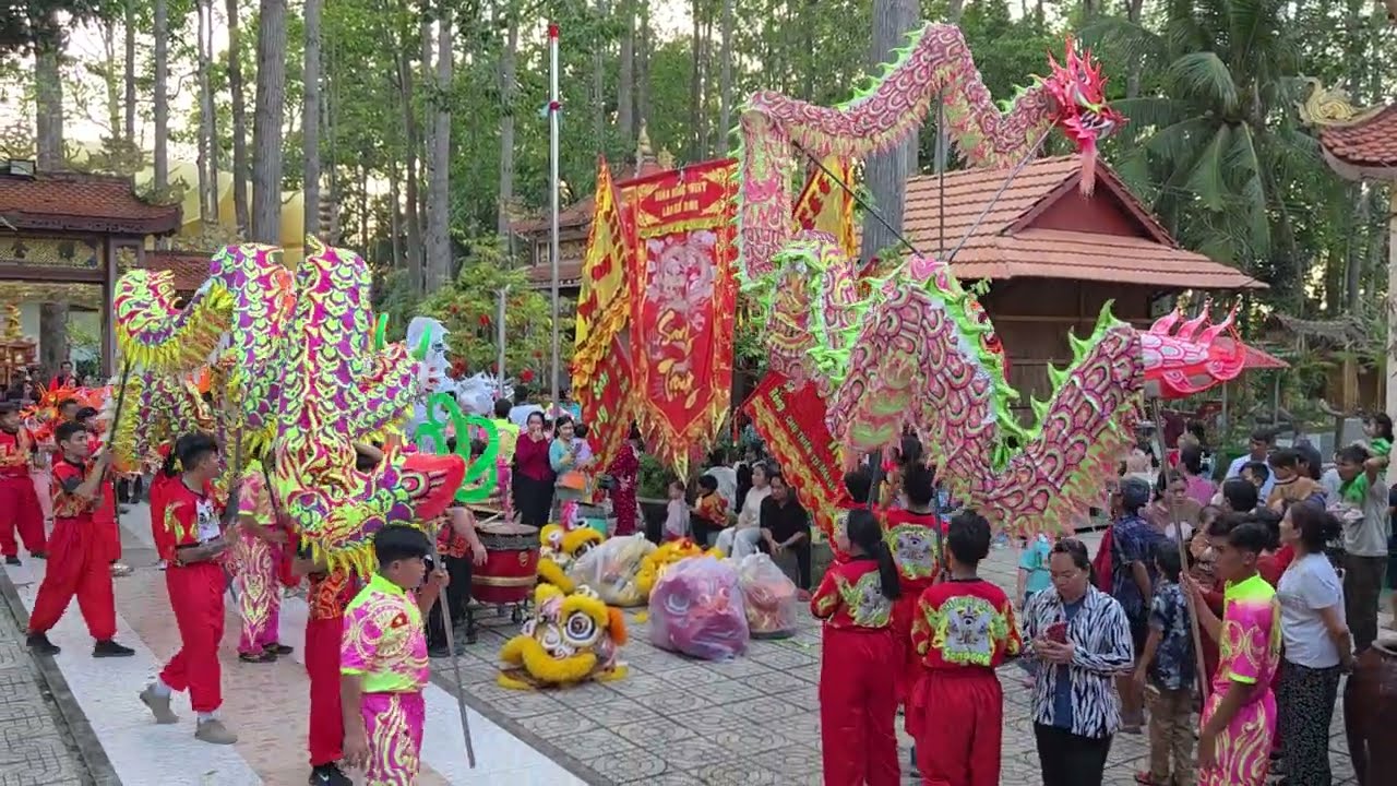 Đi vô chùa múa lân 