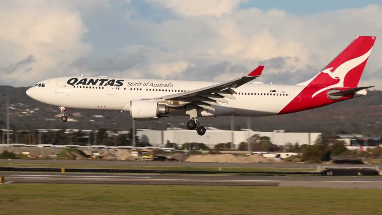 Qantas A330-200 Aborts landing and goes around