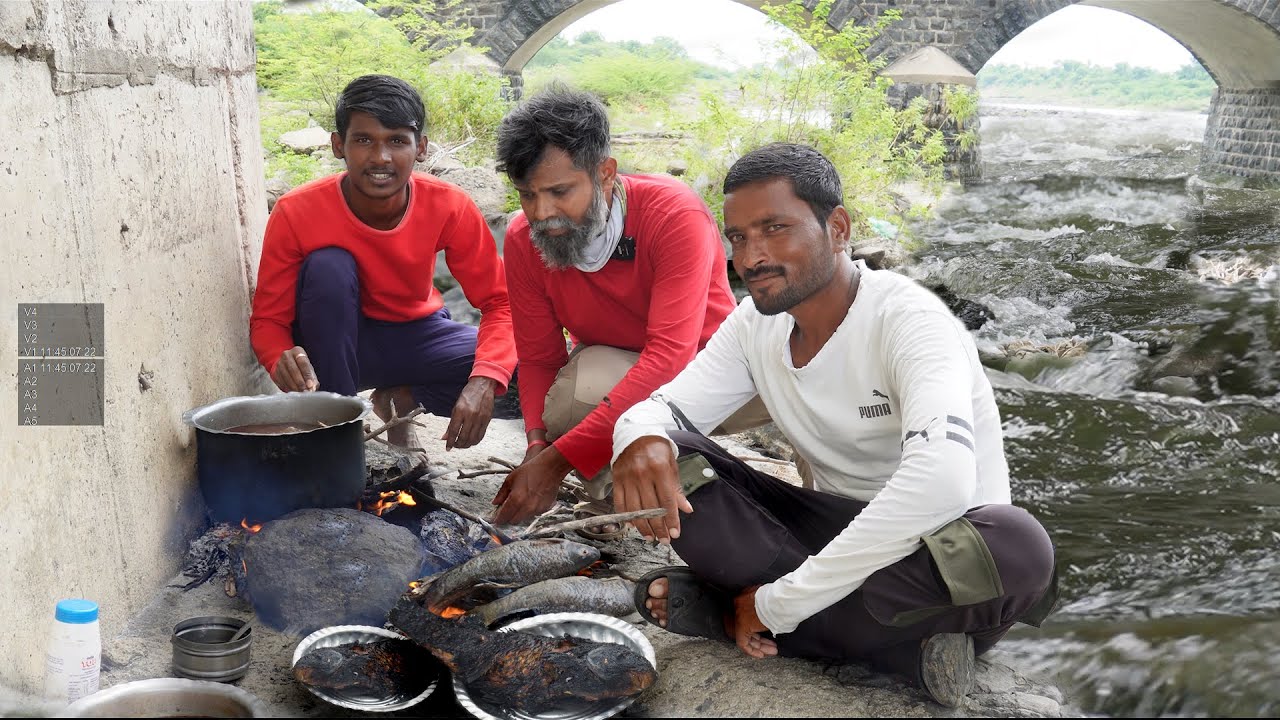 आधी पकडले मासे आणि नदीकाठी चुलीवर बनवले ताज्या मास्यांचे झणझणीत गावरान कालवण😋😋