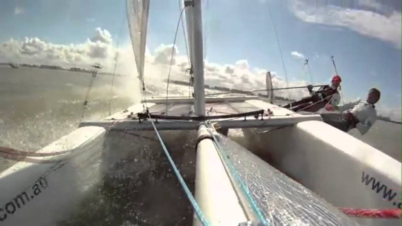 Virement de bord en catamaran de sport.avi