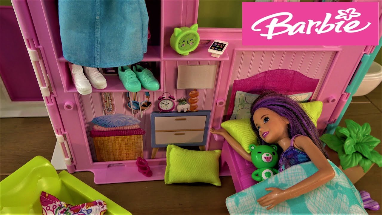 Messy Morning Routine Story with Barbie House and Barbie Sisters Helping Skipper to Deliver Food