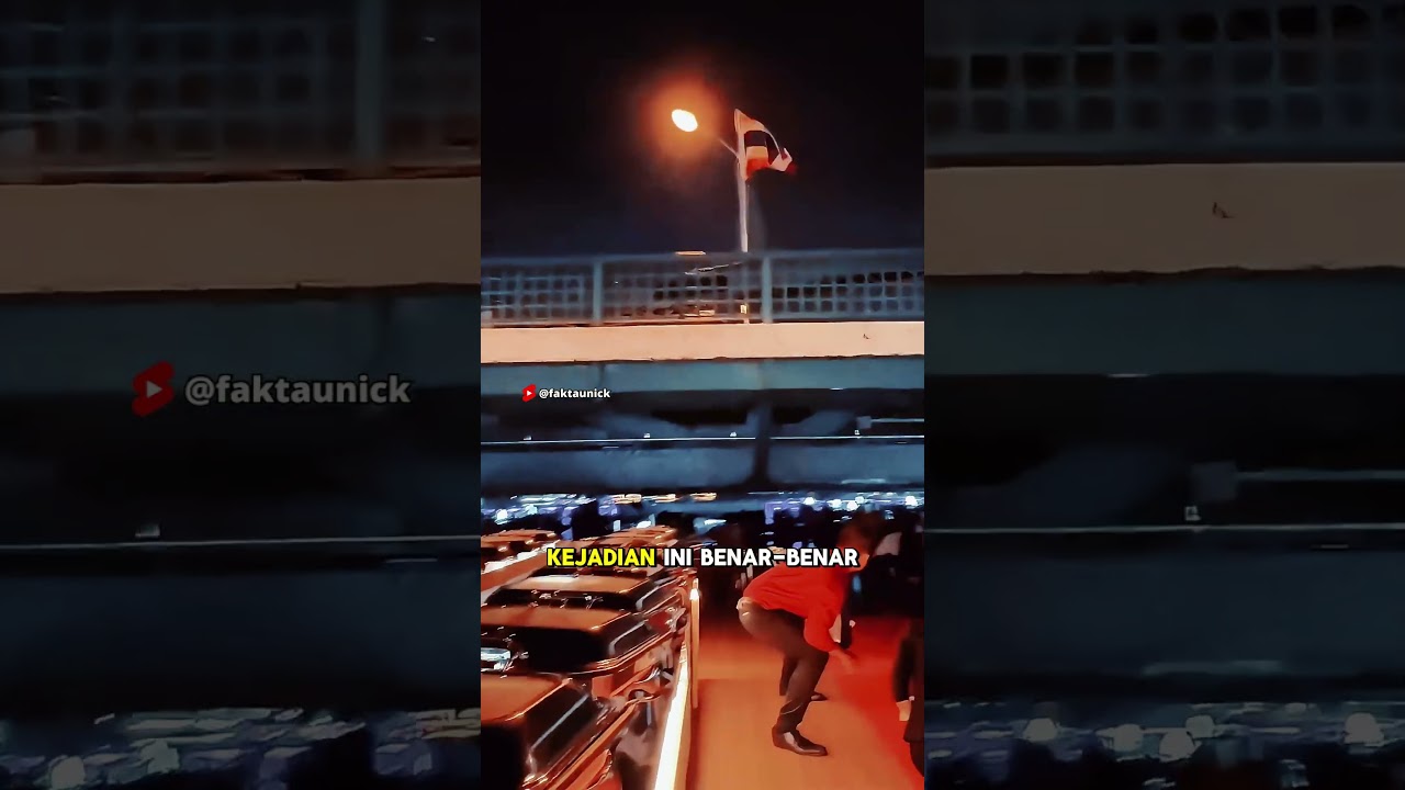 HAMPIR NABRAK JEMBATAN?! Detik-Detik Menegangkan Perahu Wisata