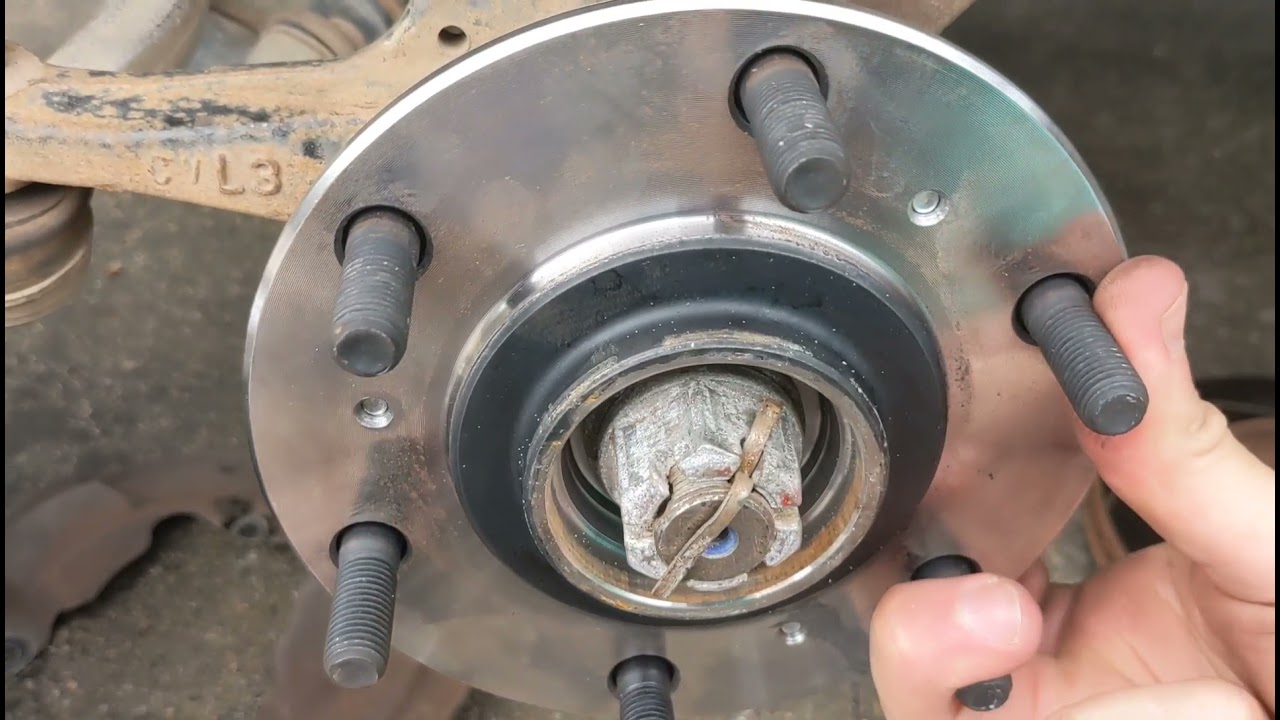 Mitsubishi Triton ML/MN (L200) Front wheel bearing hub replacement.