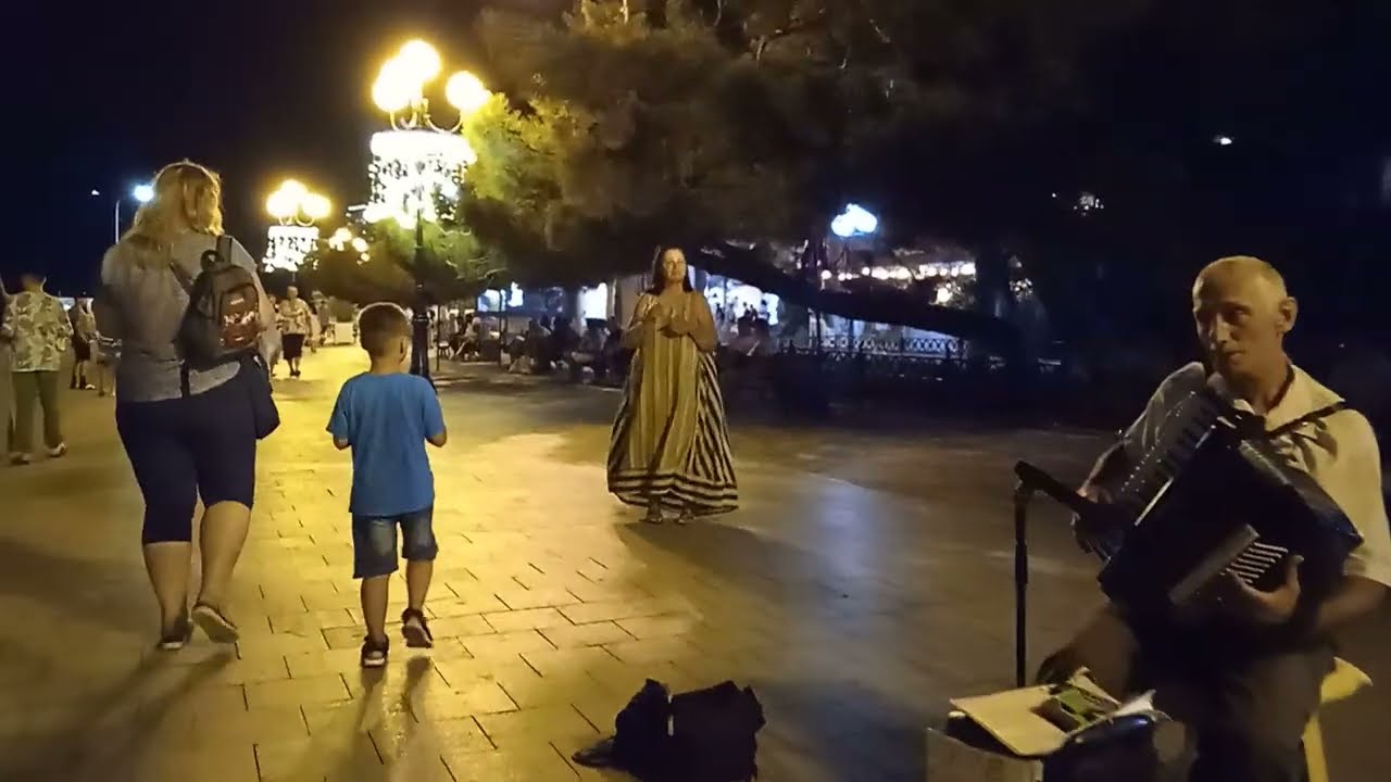 Алушта сегодня/Сезон 2023🎆🌴/Ночная жизнь на набережной. Интервью с москвичкой. /24.07.2023.