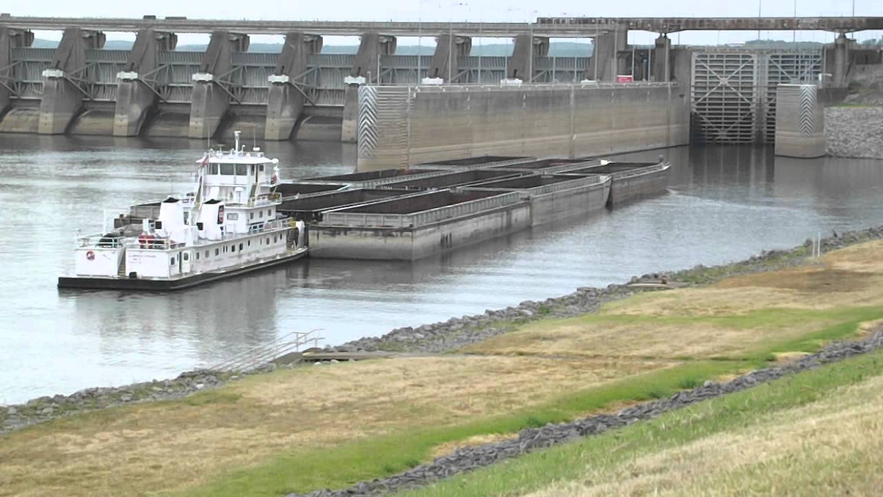 TUG MANUEVERS BARGES UP TO PARK AT LOCK GATE