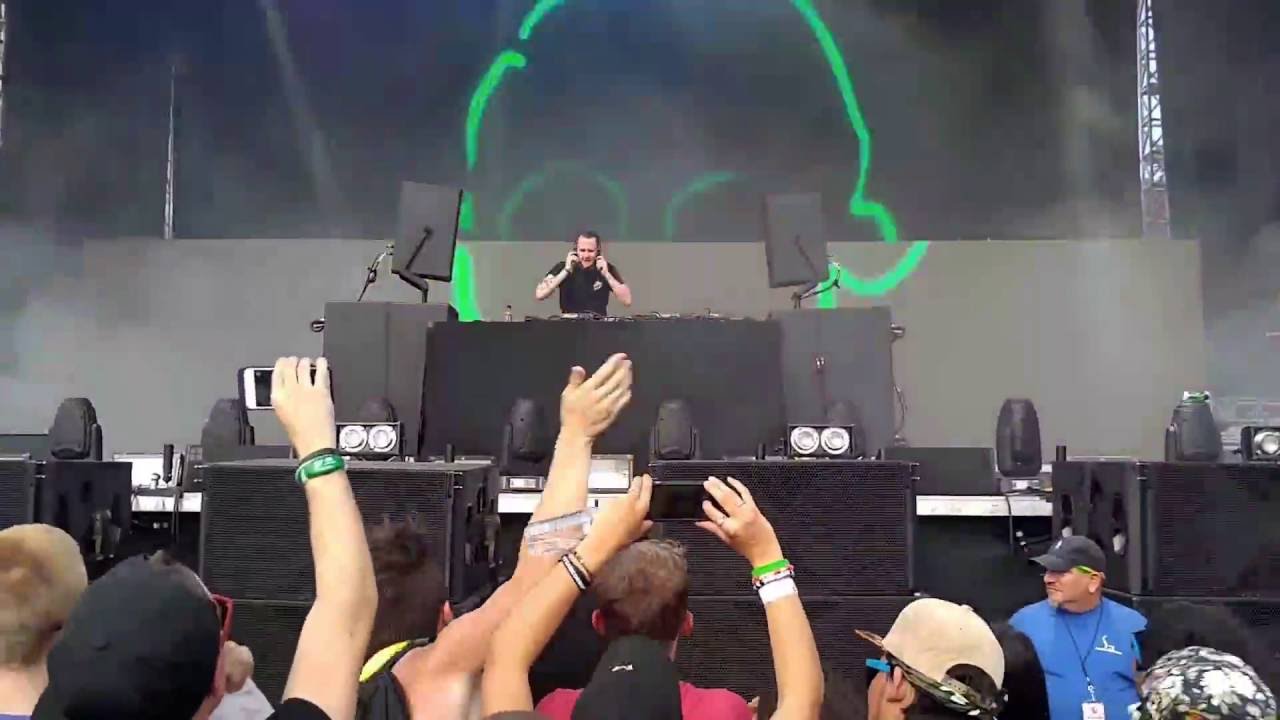 ZOMBOY live North Coast 2016 Chicago Zomboy launches beach ball