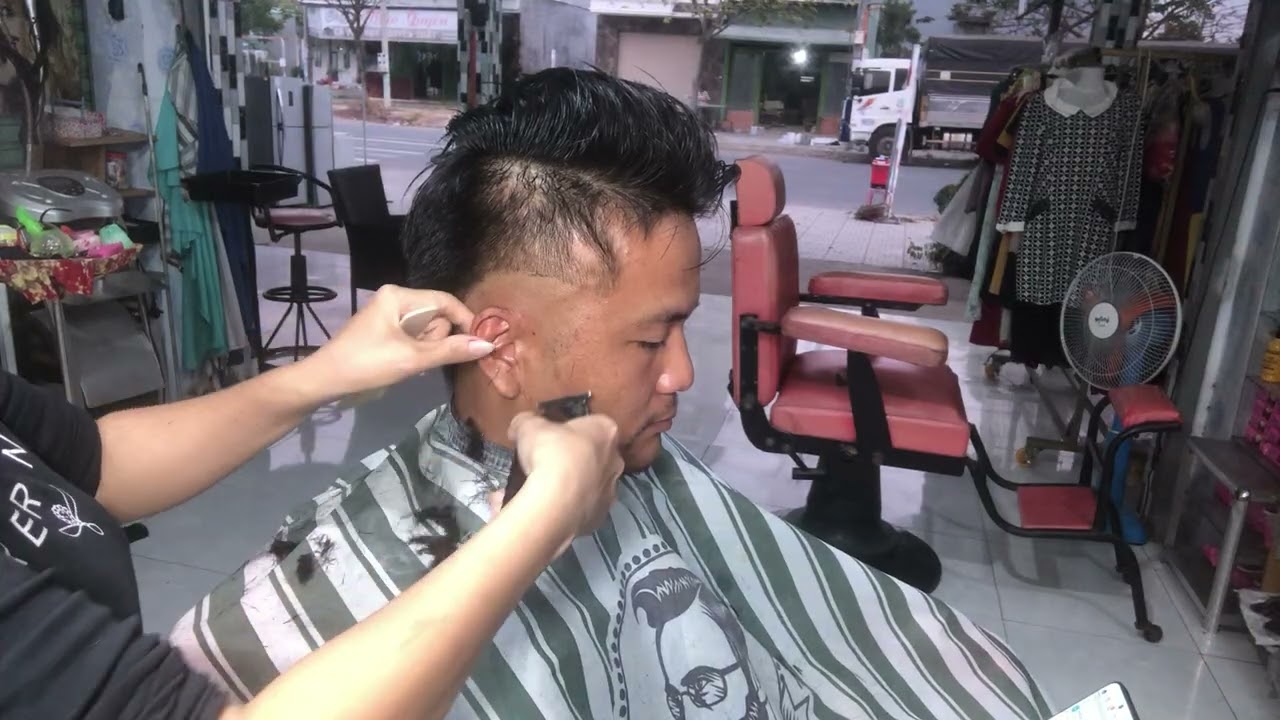 Tạo mẫu tóc để uốn gợn sóng các bạn theo dõi phần tiếp theo để thấy kết quả ạ 