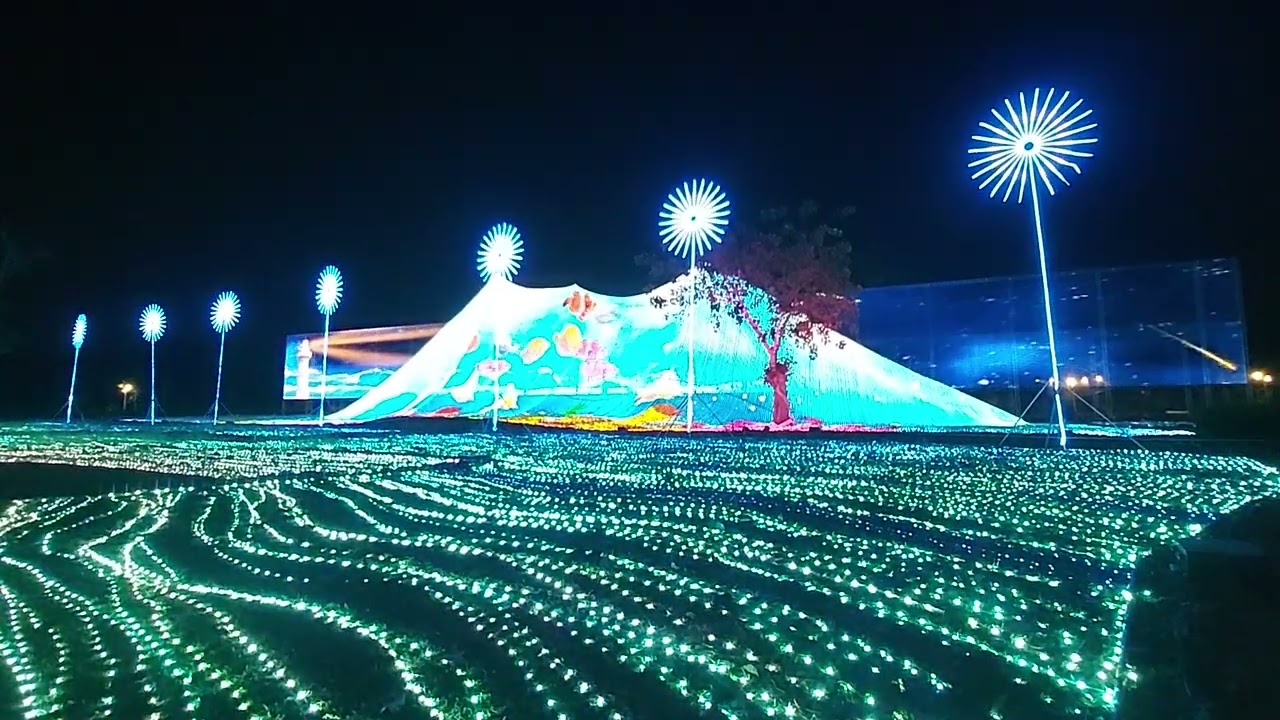 屏東燈會2026屏東燈節縣民公園燈區主燈名為「山之光」。該主燈高 12 公尺、寬 60 公尺，以北大武山為意象，運用沈浸式劇場概念，結合屏東山林、海洋地景，四季光影秀。