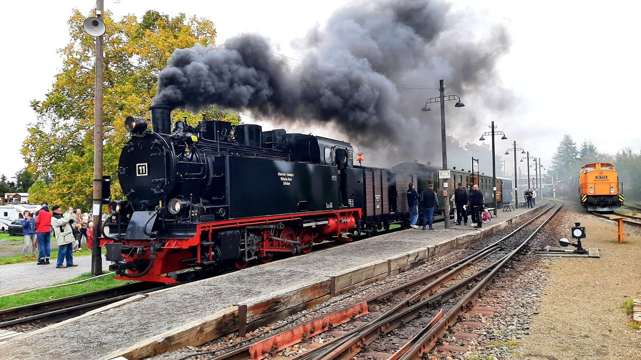Lok 11 der Mansfelder Bergwerksbahn in Aktion. Hier verlässt sie den Bahnhof Hettstedt.