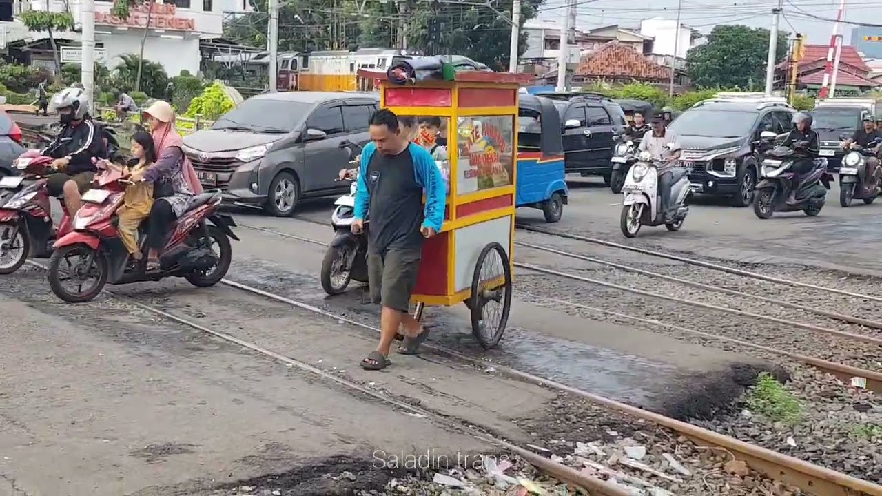KEBERANGKATAN KERETA API TERPANJANG STASIUN SENEN 