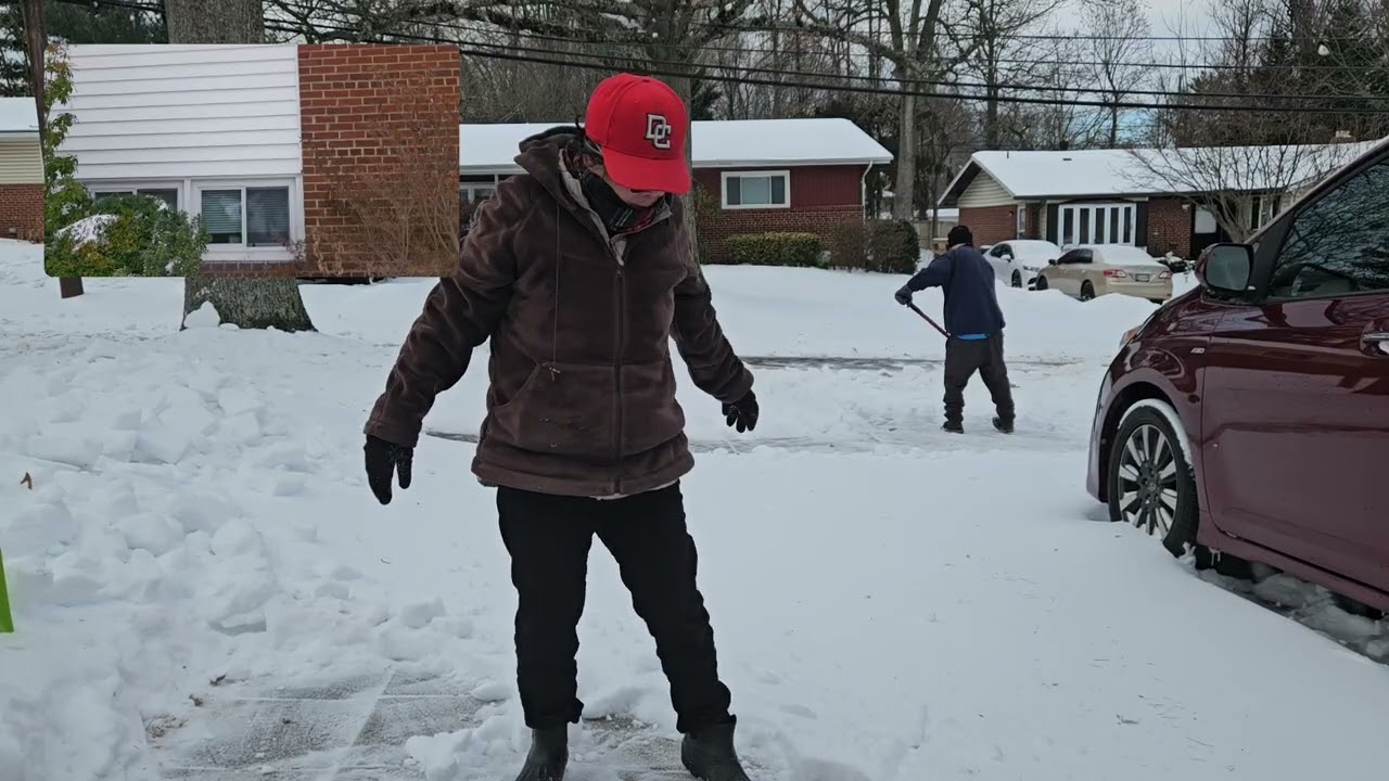Paano mag alis ng ice  sa driveway 