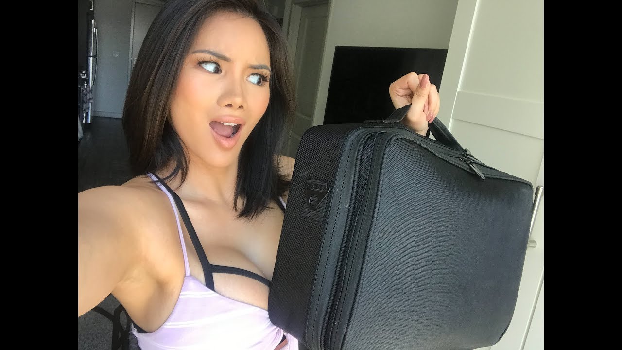 WHAT'S IN MY MAKEUP TRAVEL CASE