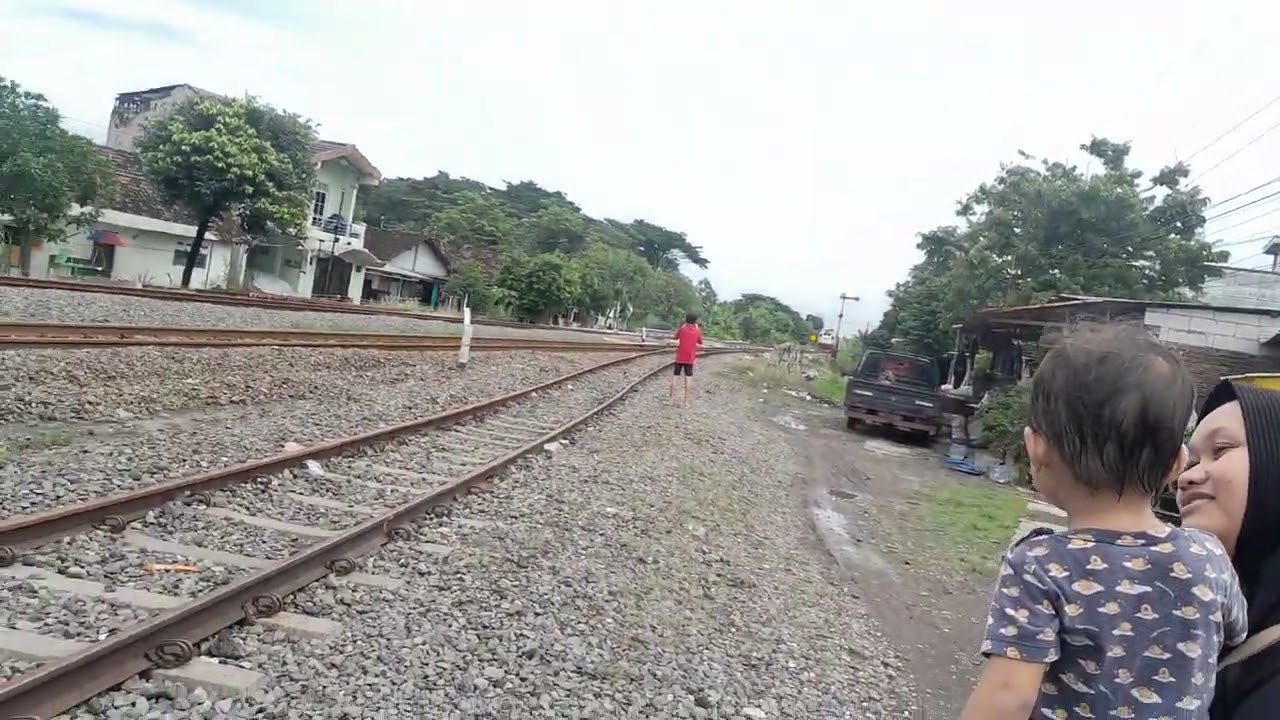 Ayman lihat kereta di dekat Stasiun Tanggulangin Sidoarjo