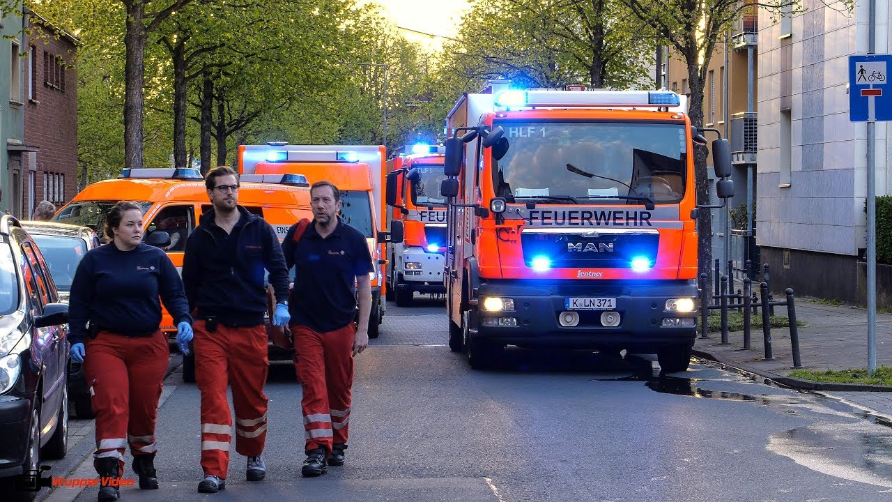 FEUER 2Y - Eintreffen der Löschzüge Berufsfeuerwehr Köln am Einsatzort