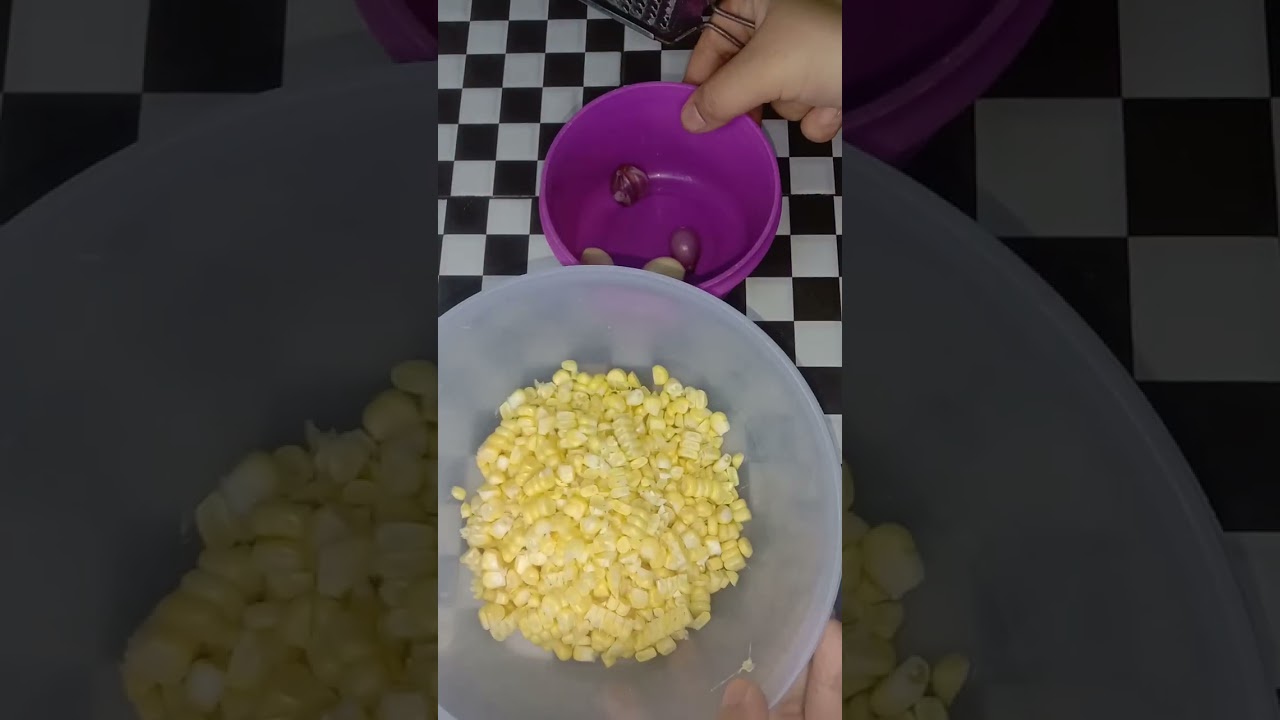 Membuat bakwan jagung yang krispi untuk cemilan di hari hujan 