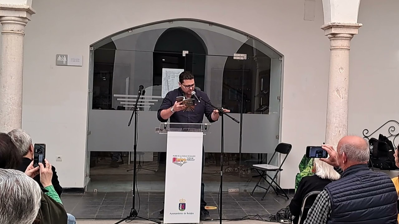 Roberto Moral declamando versos de 