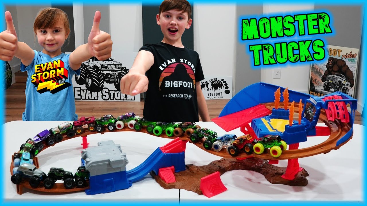 Давайте поиграем в игровой набор Grave Digger Monster Truck Ultimate Speedway!