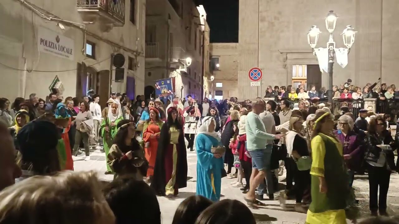 Corteo della rievocazione storica dei Crociati in Piazza Moro a Cassano delle Murge 3/5/25