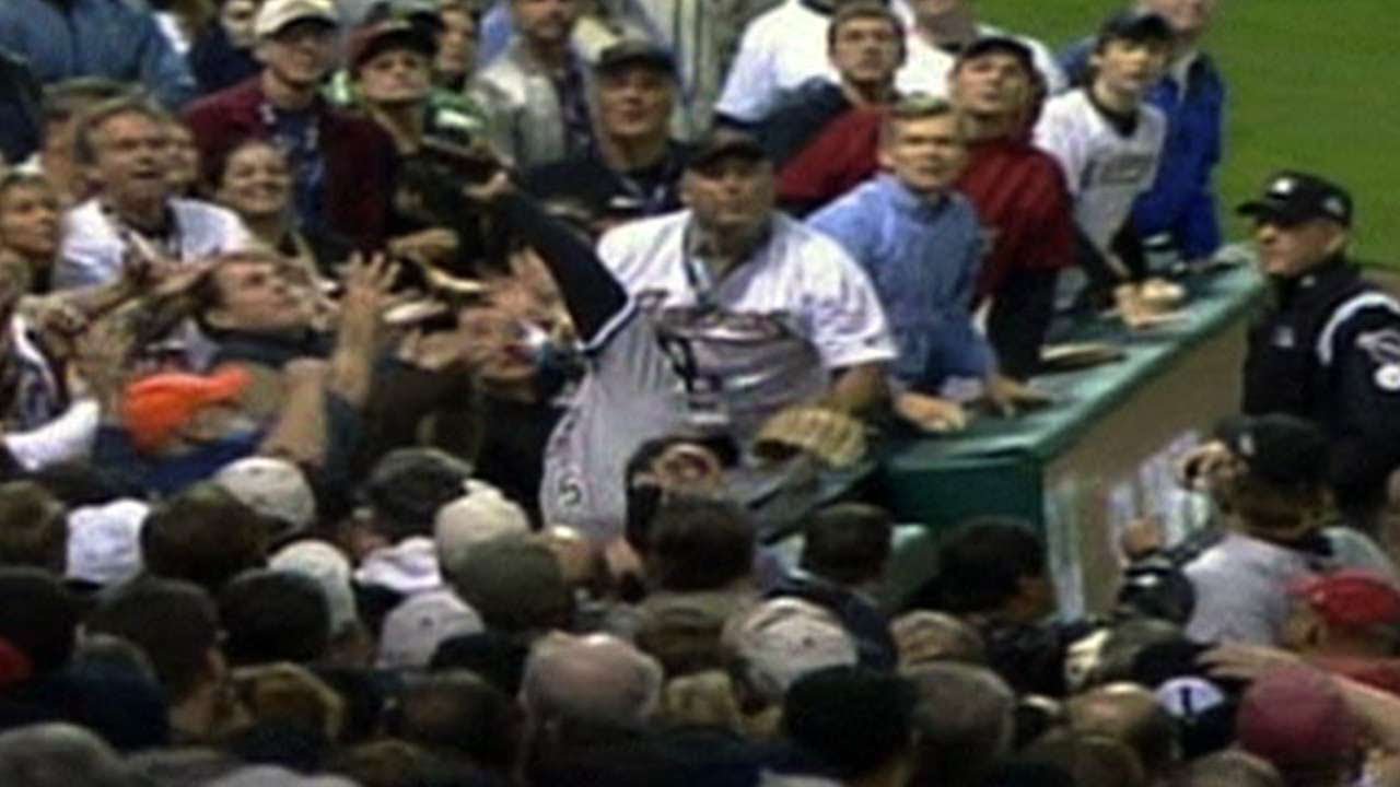 2005 WS Gm4: Uribe makes catch, falls in stands