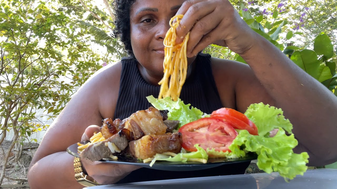 ALMOÇO DE HOJE CARNE DO SOL MACARRÃO ARROZ SALADA Debaixo do pe de jaca na roça| COMIDA boa💕natureza
