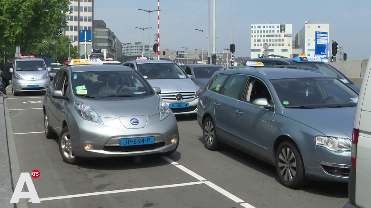 Taxichauffeurs groengas blokkeren standplaats bij CS