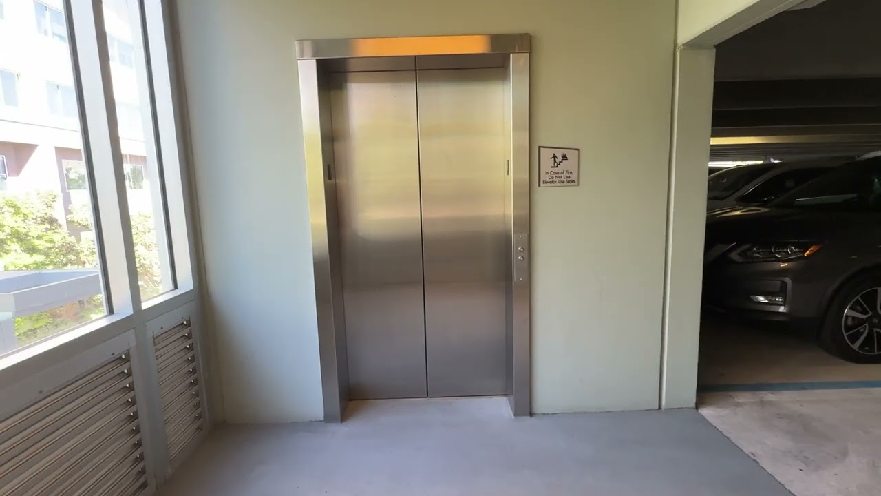 Поездки на лифтах на парковке City Plaza в Батон-Руж, штат Луизиана