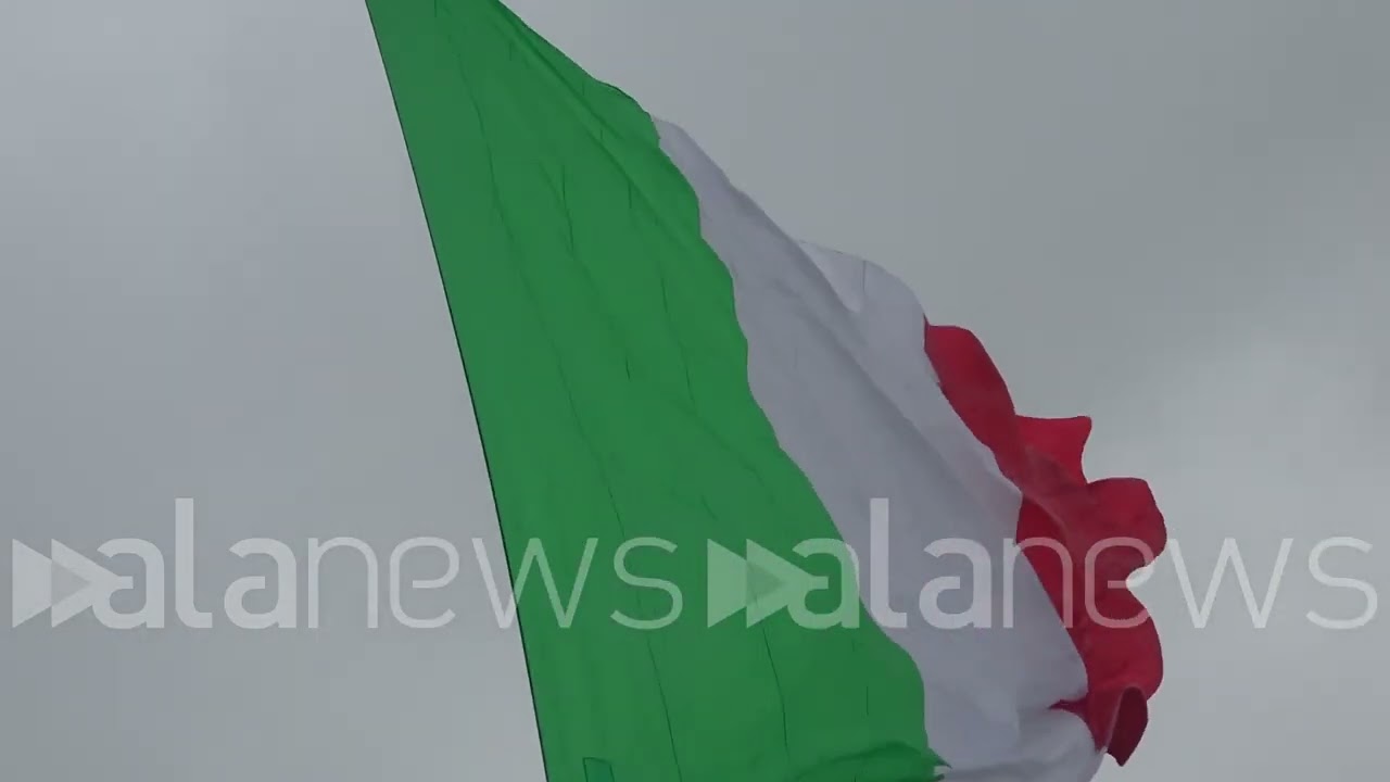 2 Giugno, l'arrivo del Tricolore con i paracadutisti della Folgore