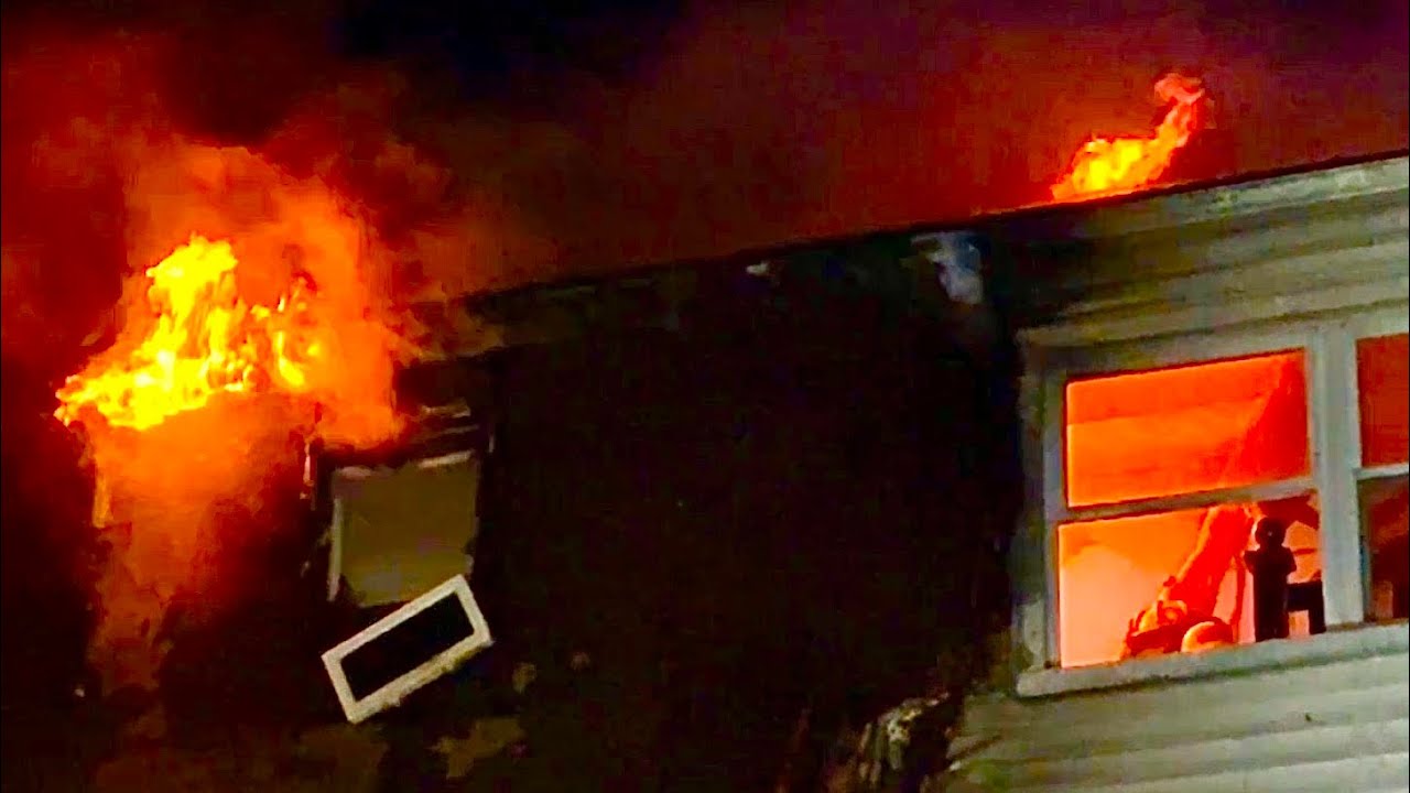 FDNY BOX 4048 ~ FDNY BATTLING 3RD ALARM FIRE ON BRINSMADE AVENUE IN THE BRONX IN NEW YORK CITY.