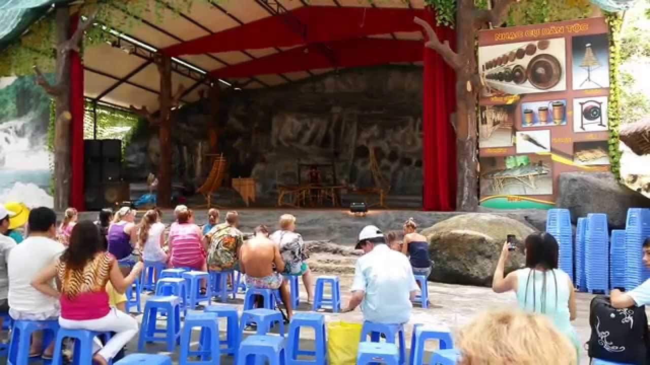 Live vietnamese folklore yang bay waterfall