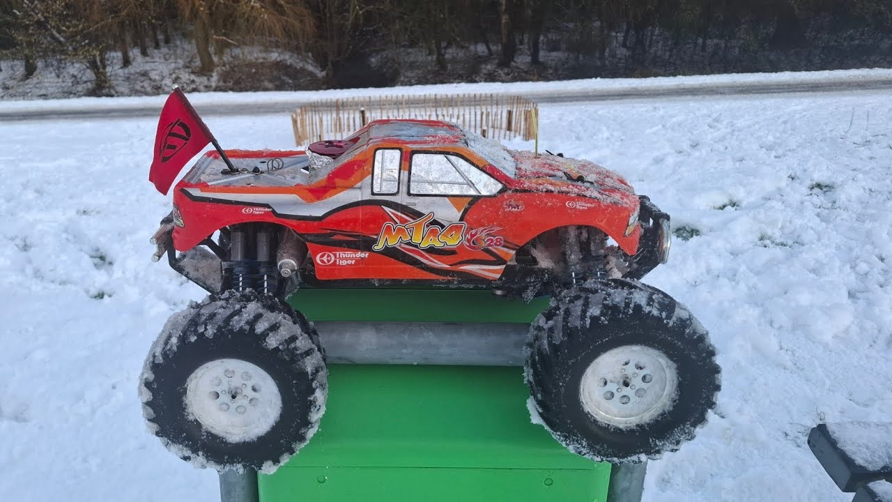 Thunder tiger MTA4 & absima 1/16 trucks in snow