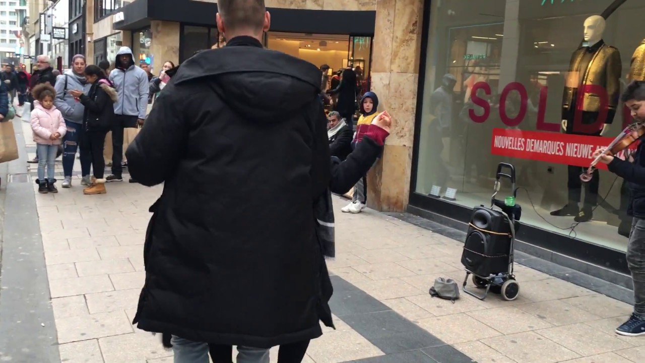 Brussels Street Kizomba Improvisation (Shape of you - Violin Instumental)