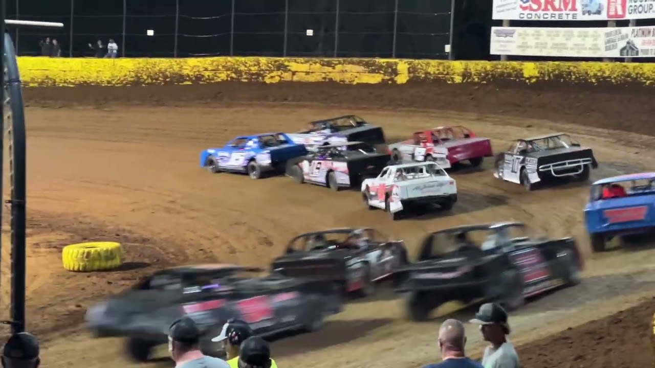 Hunt the front factory stock race@ duckriverracewaypark