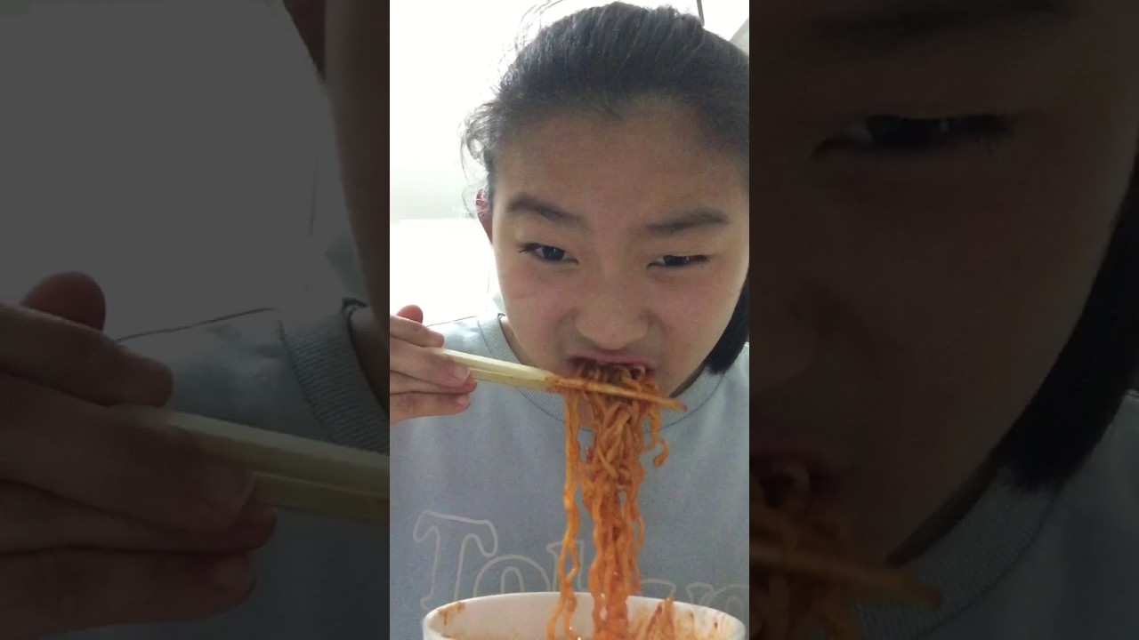 Assaggio spaghetti più piccante del mondo (2) Hot Chicken Flavor Ramen