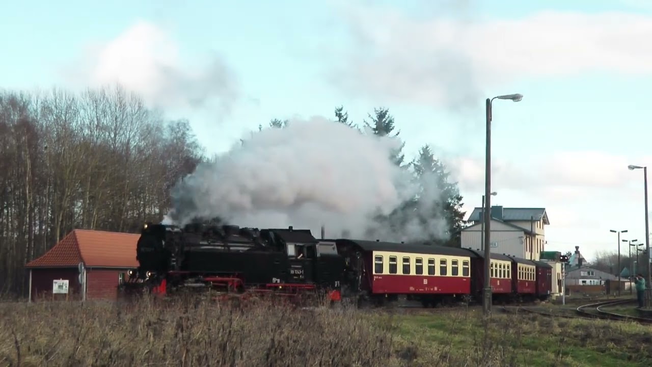 99 7243-1 durchfährt die Wendeschleife in Stiege (Harz)