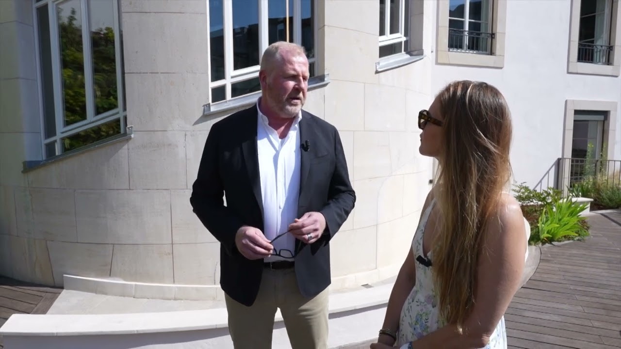 Chantal de Senger vous fait découvrir un immeuble historique à Genève dans Bienvenue chez Vous