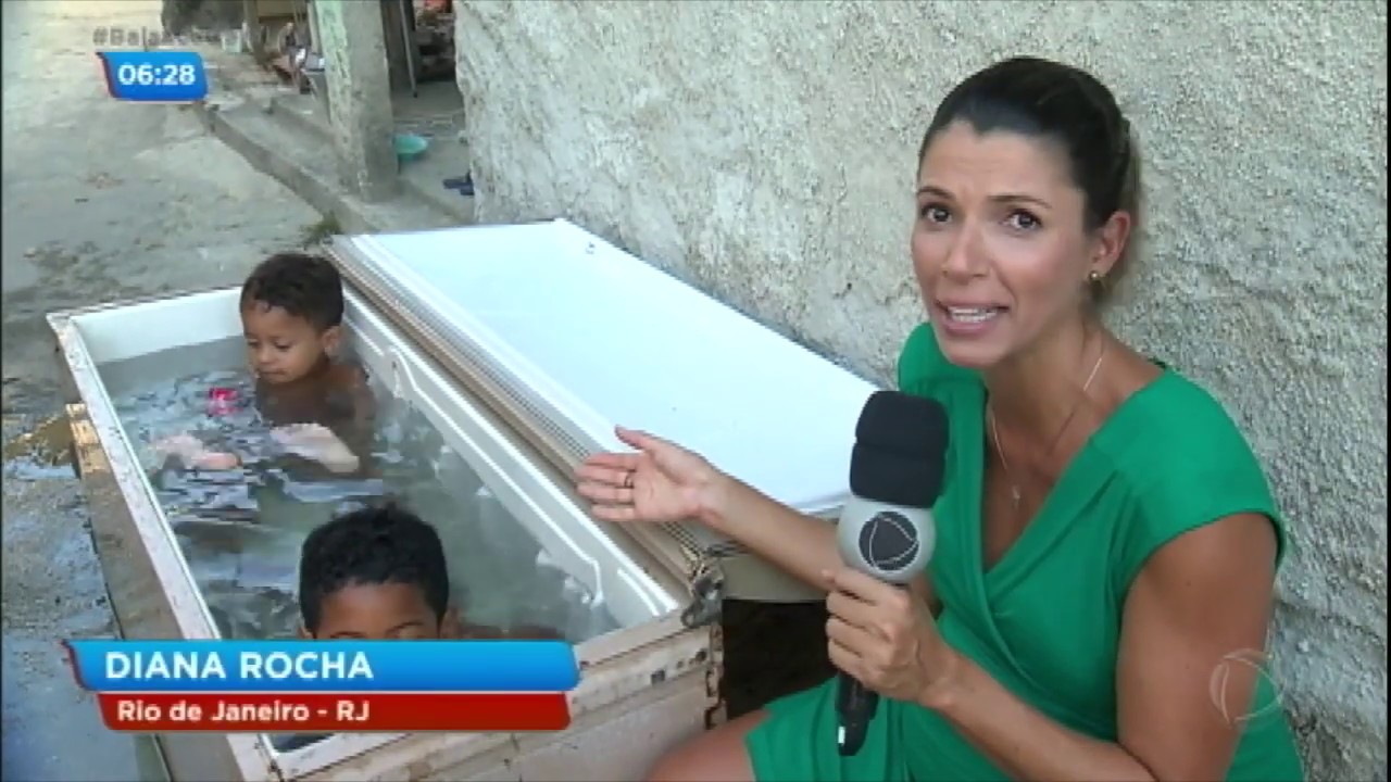 Homem transforma geladeira em piscina para curtir o verão