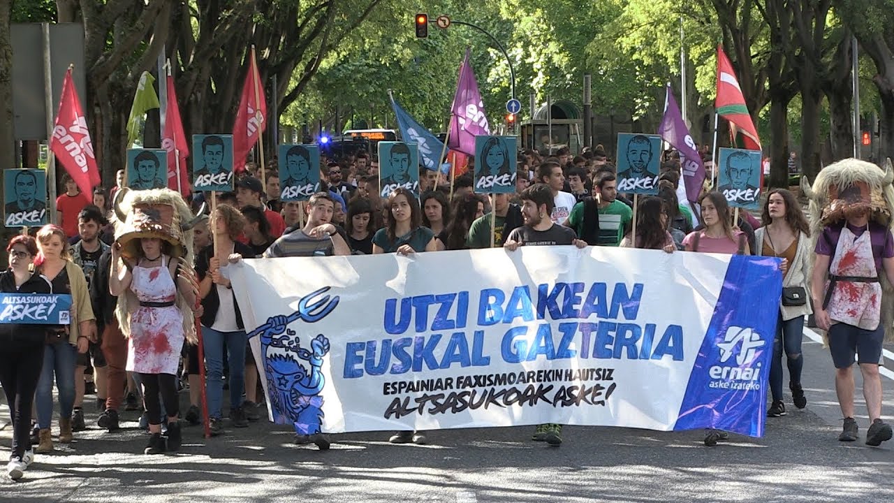 #AltsasukoakAske manifestación de Ernai que llaman a acudir  a la movilización de mañana en Iruñea