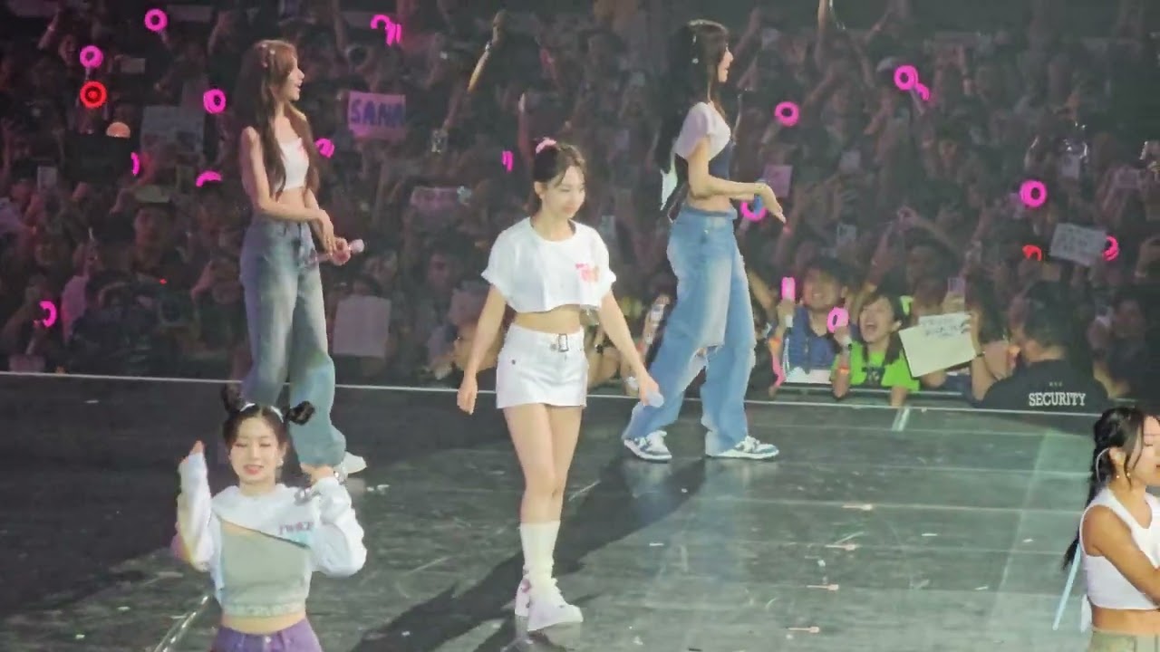 TWICE (트와이스) - LIKE OHH AHH [READY TO BE in SINGAPORE] 4k fancam 직캠 2023.09.02
