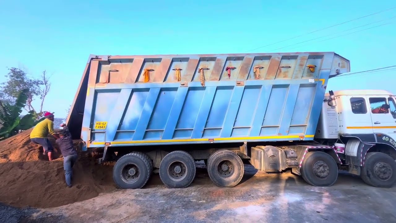  16Wheels Unloading Sand ! Dumptruck Video