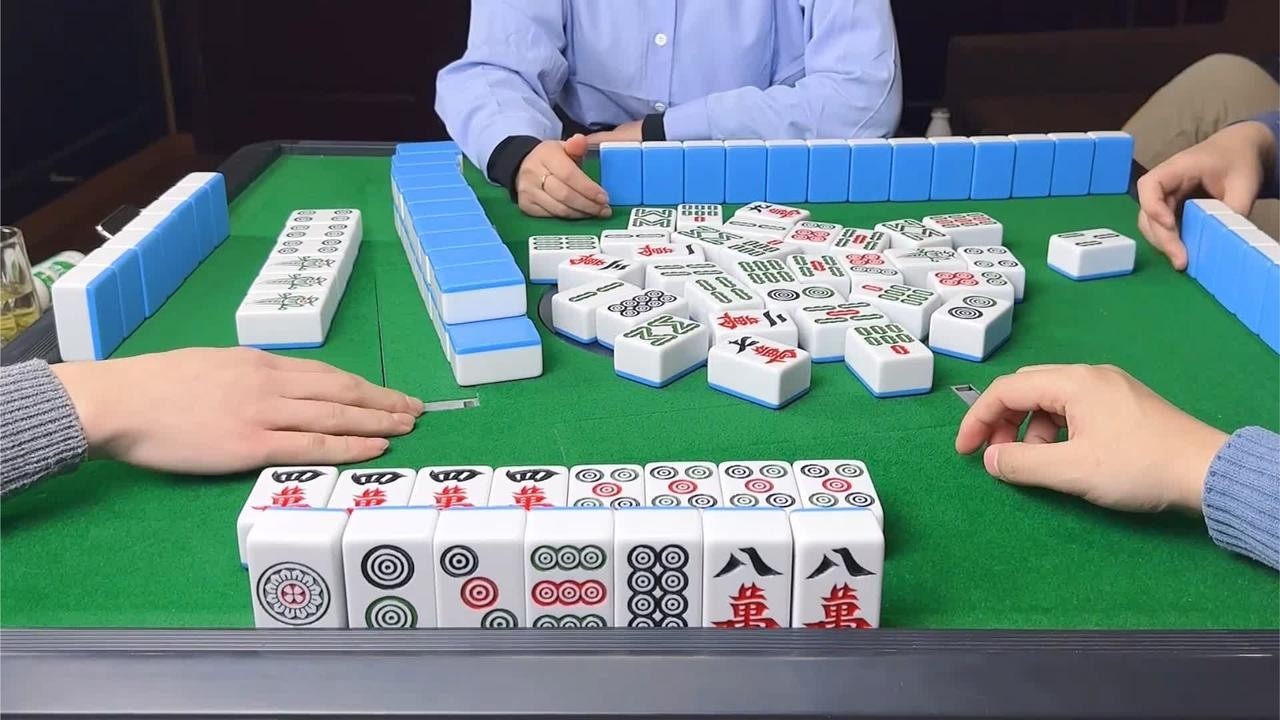 麻将：睡宽床开龙七对，李鑫逮到乱扯