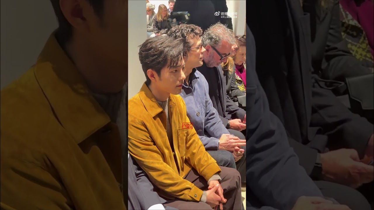 Xiao Zhan spotted an old flip phone and smiled. So cute 😄  | Tods 2026 Fall/Winter fashion show