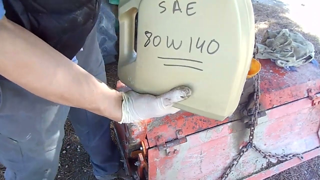 Tareas de mantenimiento rápido sobre un apero, en este caso un rotovator de la casa Enguix.