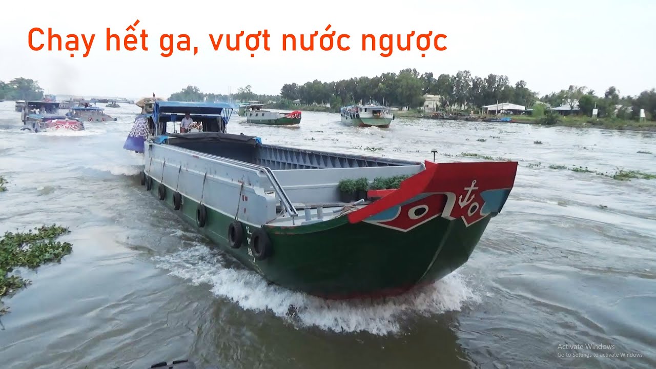 Vượt nước chảy ngược sà lan và ghe phải nạp hết ga mới qua