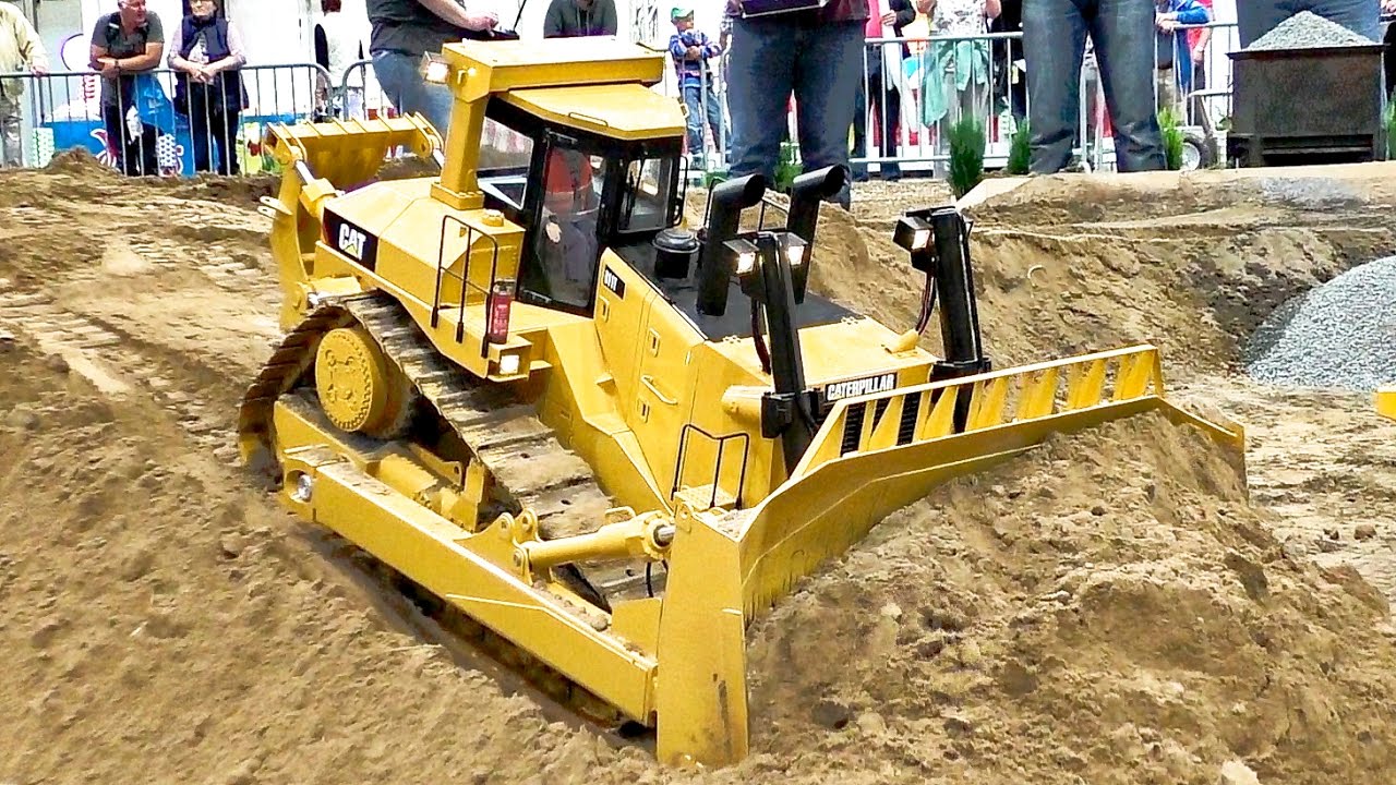 HUGE FANTASTIC RC CONSTRUCTION MACHINE XXXL SCALE 1:8 MODEL DOZER CAT D11T / Fair Leipzig 2016