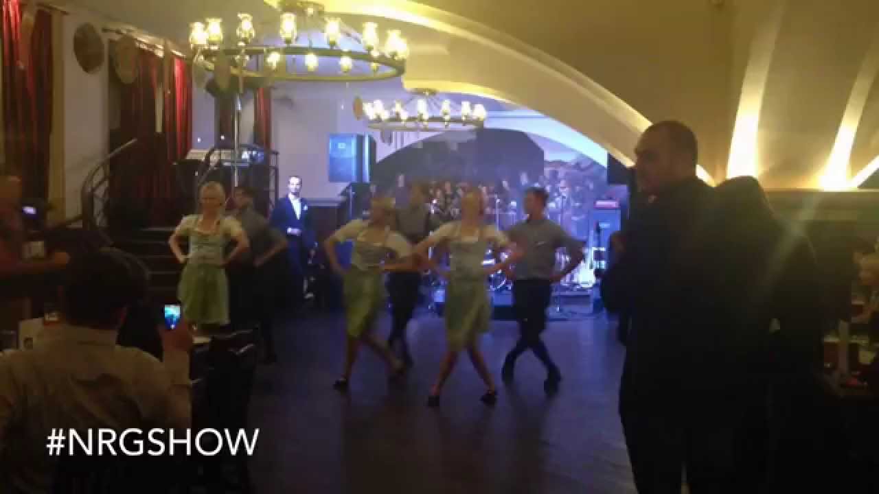 Танцующие официанты by NRG SHOW / Oktoberfest / флэшмоб