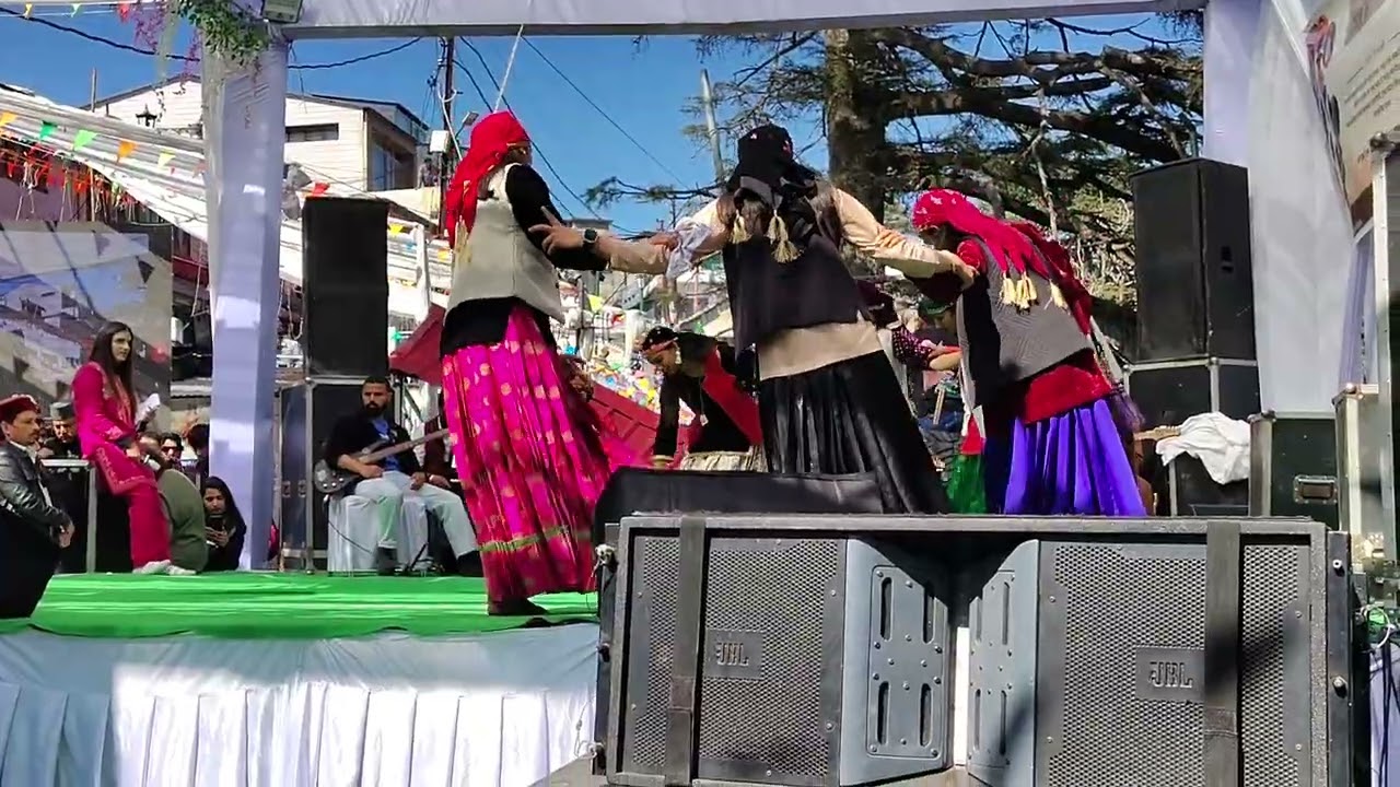 (चकराता विंटर कार्निवल)श्री गुलाब सिंह राजकीय महाविद्यालय चकराता की छात्राओं द्वारा सुंदर प्रस्तुति।